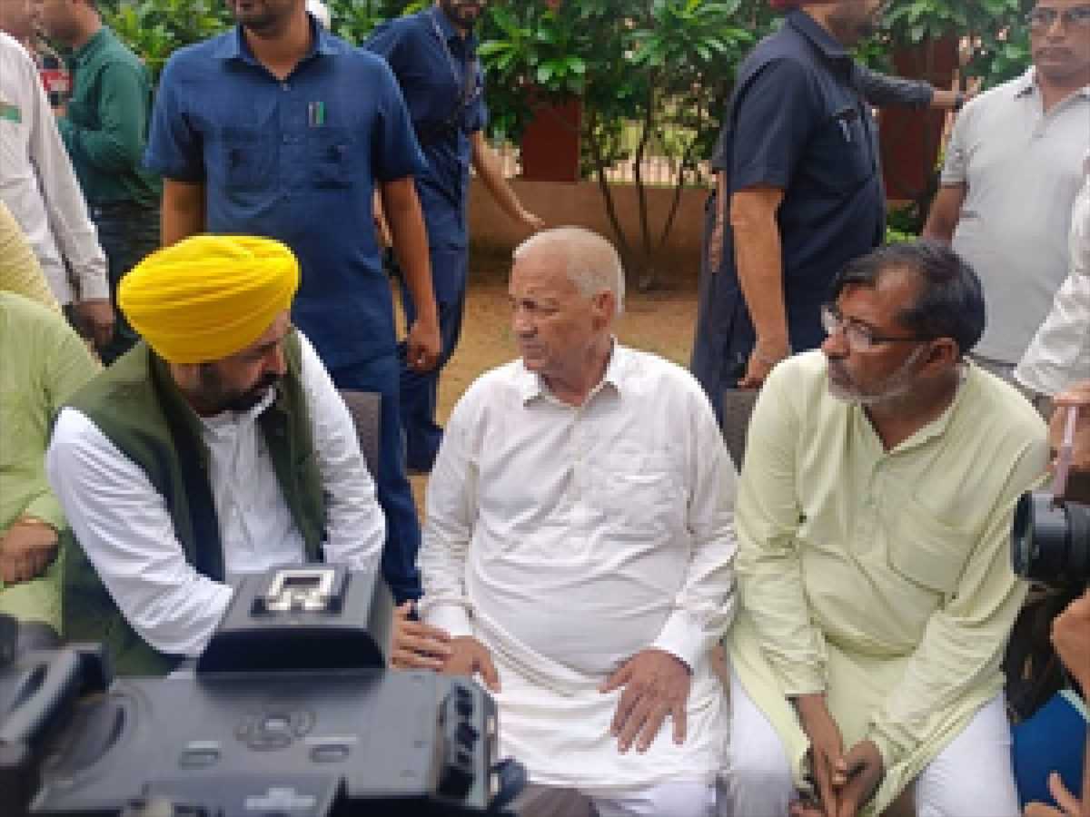 विनेश फोगाट मामले पर पंजाब के सीएम भगवंत मान ने की महावीर फोगाट से मुलाकात